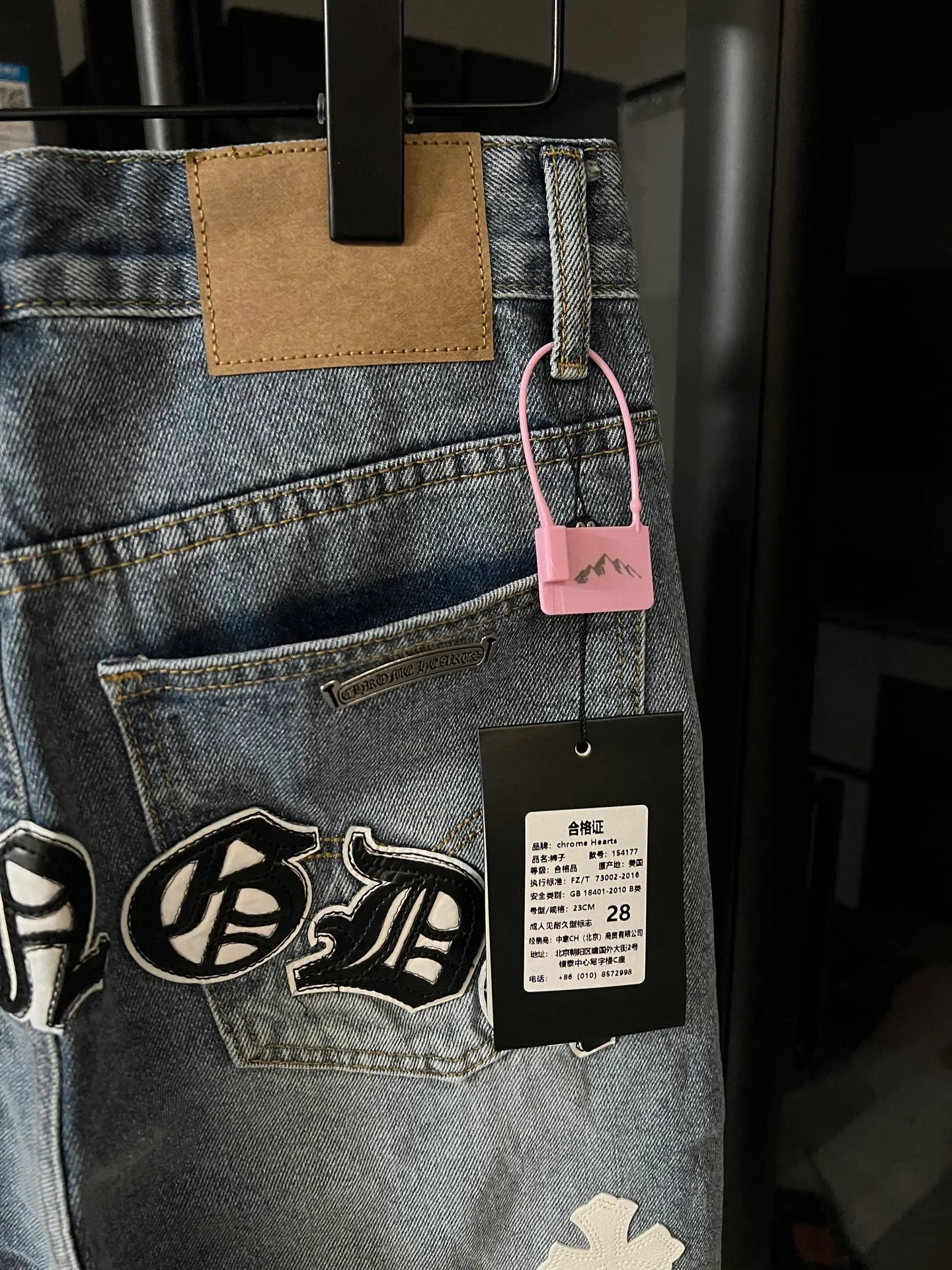 P260 [Next day] Chrome Hearts/Chrome Hearts CH Hong Kong City Limited Series Sanskrit Cross Patch Leather Jeans (Blue) Blue and Black Color - Hong Kong Limited Fashion players, Chrome Hearts Hong Kong City Limited Jeans are now available!  The unique color scheme is like the intertwining of vitality and romance of Hong Kong. The three-dimensional letters between the hips seem to tell the story of the city. The customized hardware, the three-dimensional and thick cross stamens, and the hand-cut leather washers make the details full of luxury.  Handcrafted and made of environmentally friendly materials, comfort and quality coexist. Owning it is not only an outfit, but also a status symbol. Globally limited edition, don’t miss it.  Size: 28 30 32 34 (corresponding to s-xl) Detailed size can be found in Figure 9
